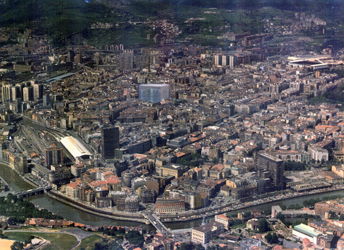 Bilbao con la primera propuesta para la alhóndiga: el cubo intersecado por dos prismas. Página Mas Context